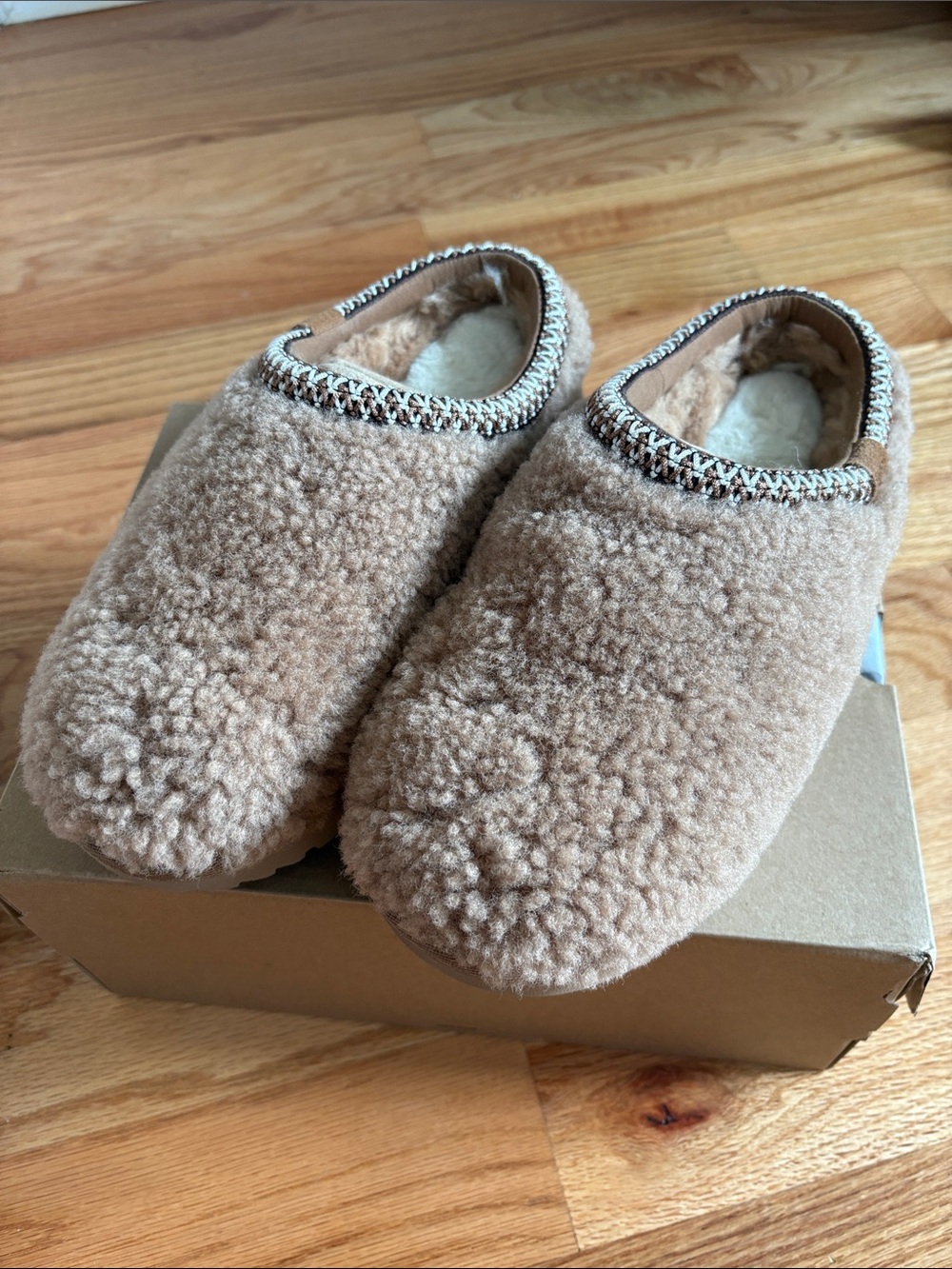 UGG Tasman Maxi Curly Slipper
Chestnut (Kids)